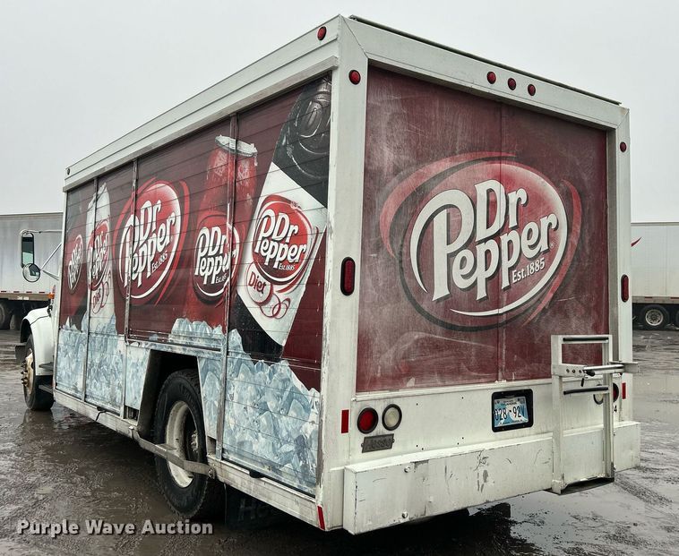 image for item DN0663 2001 International  4700  delivery truck