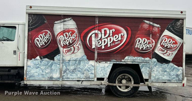 image for item DN0663 2001 International  4700  delivery truck