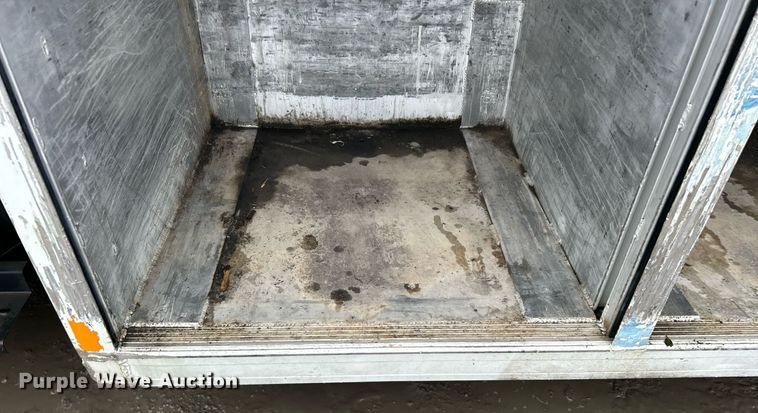 image for item DN0663 2001 International  4700  delivery truck