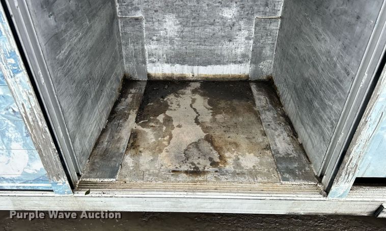 image for item DN0663 2001 International  4700  delivery truck