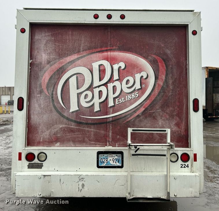 image for item DN0663 2001 International  4700  delivery truck