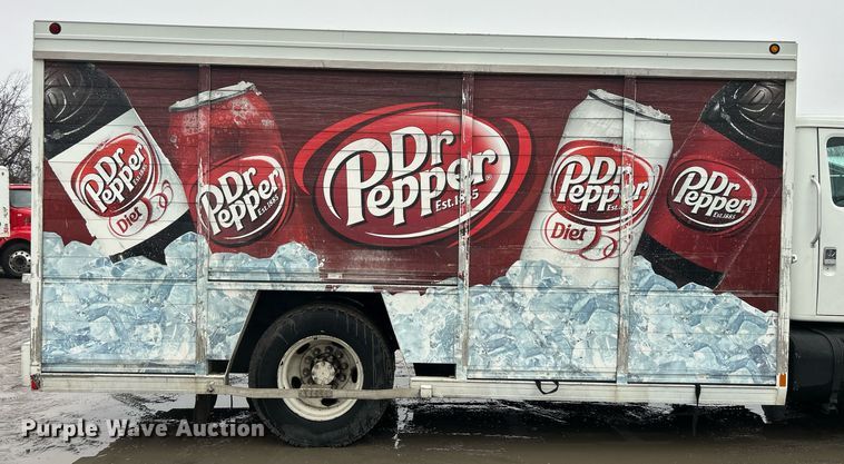 image for item DN0663 2001 International  4700  delivery truck