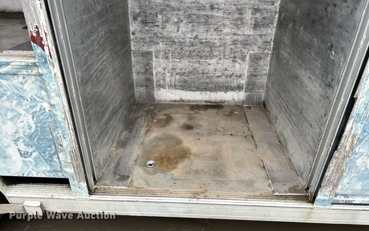 image for item DN0663 2001 International  4700  delivery truck