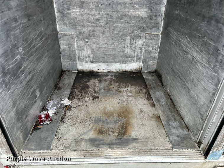 image for item DN0663 2001 International  4700  delivery truck