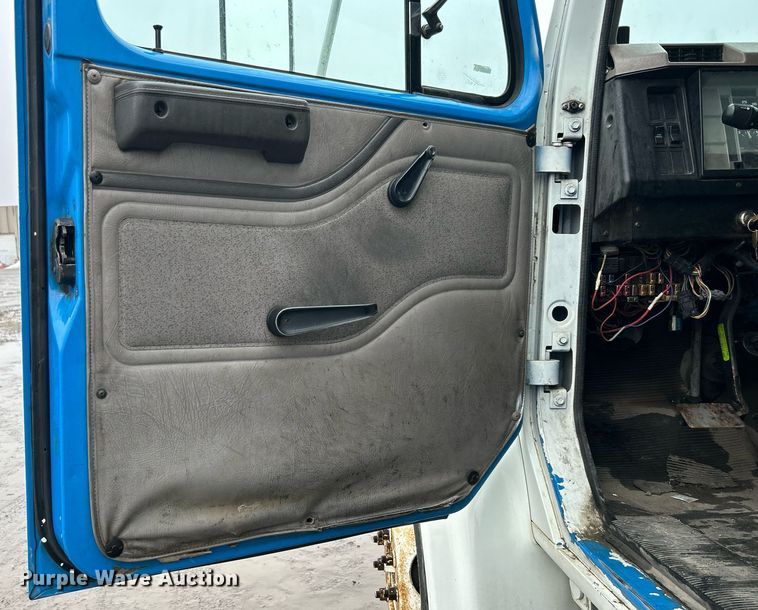 image for item DN0663 2001 International  4700  delivery truck