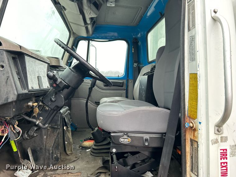 image for item DN0663 2001 International  4700  delivery truck