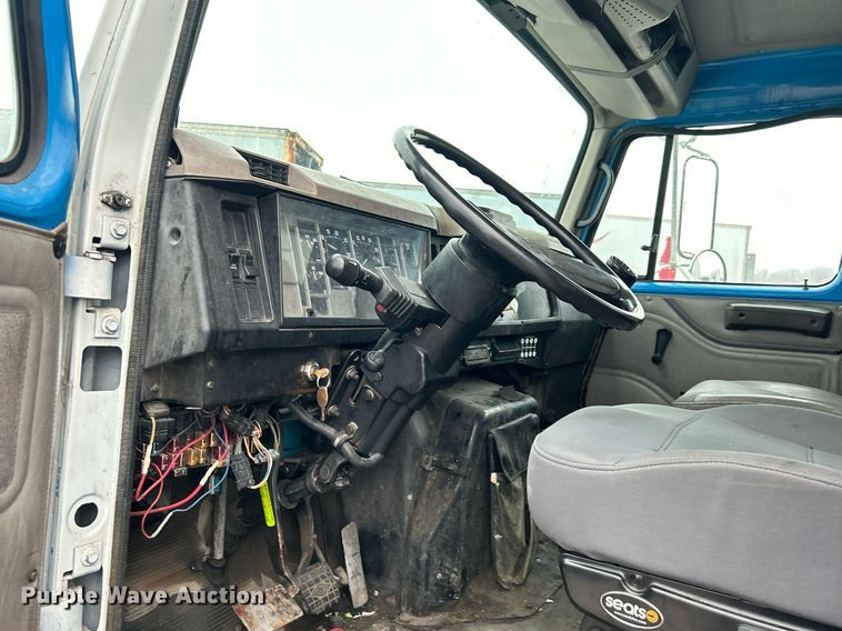 image for item DN0663 2001 International  4700  delivery truck