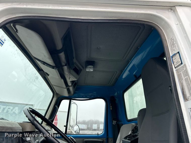 image for item DN0663 2001 International  4700  delivery truck