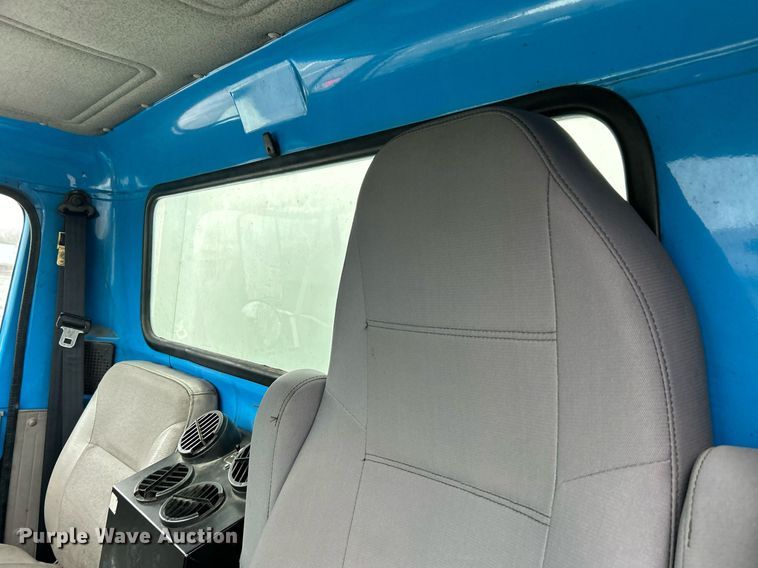 image for item DN0663 2001 International  4700  delivery truck