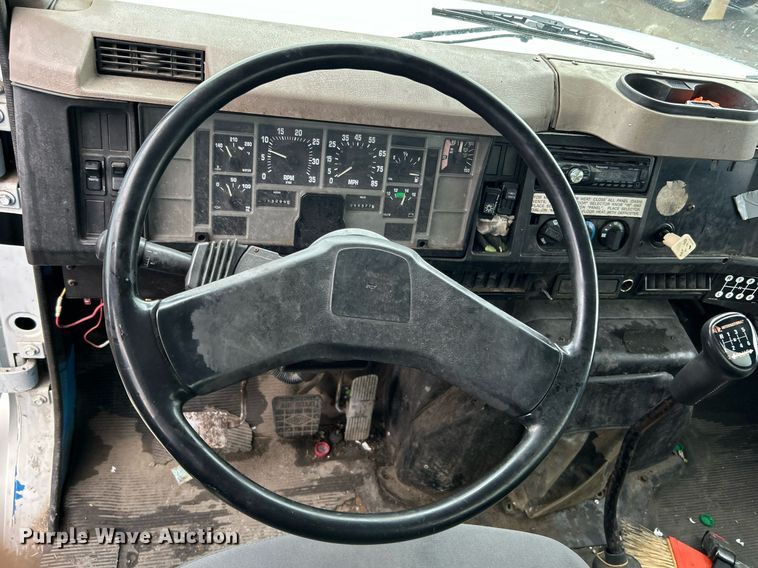 image for item DN0663 2001 International  4700  delivery truck