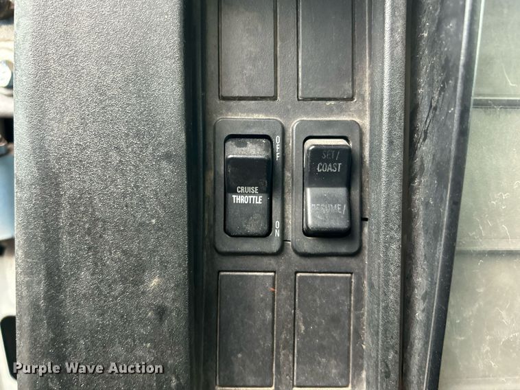 image for item DN0663 2001 International  4700  delivery truck