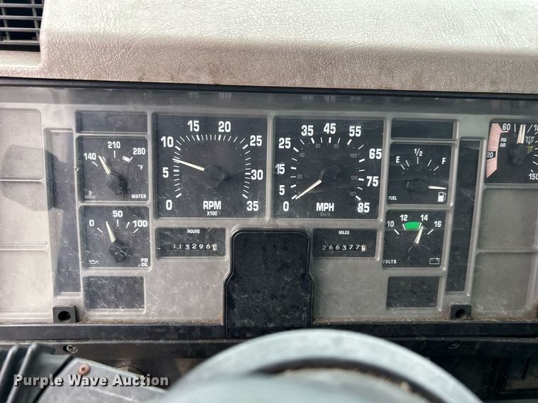 image for item DN0663 2001 International  4700  delivery truck