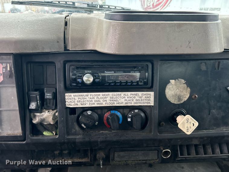 image for item DN0663 2001 International  4700  delivery truck