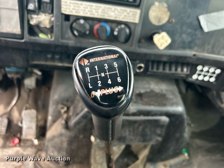 image for item DN0663 2001 International  4700  delivery truck