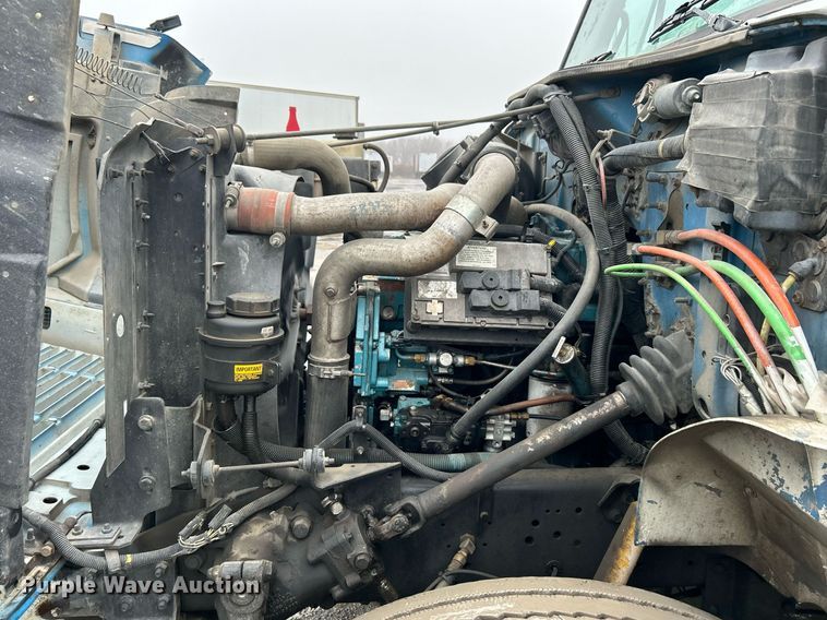 image for item DN0663 2001 International  4700  delivery truck