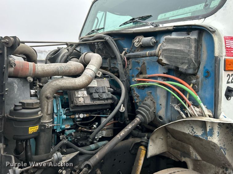 image for item DN0663 2001 International  4700  delivery truck