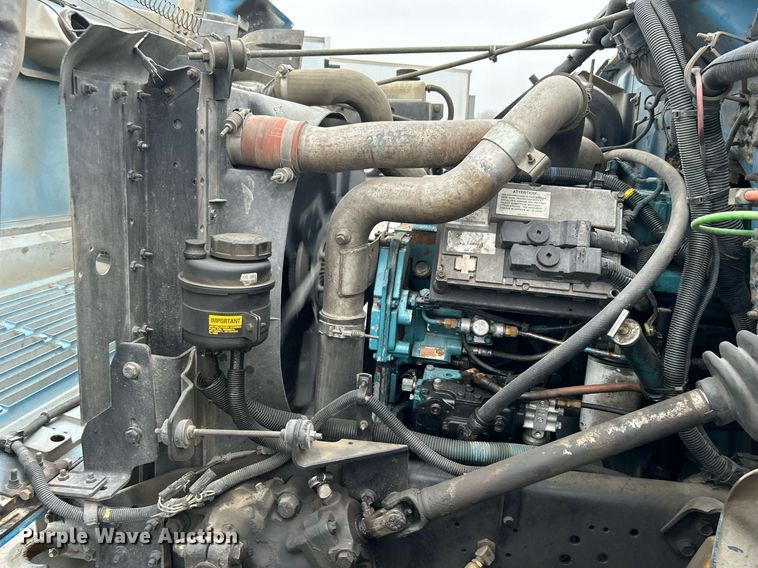 image for item DN0663 2001 International  4700  delivery truck