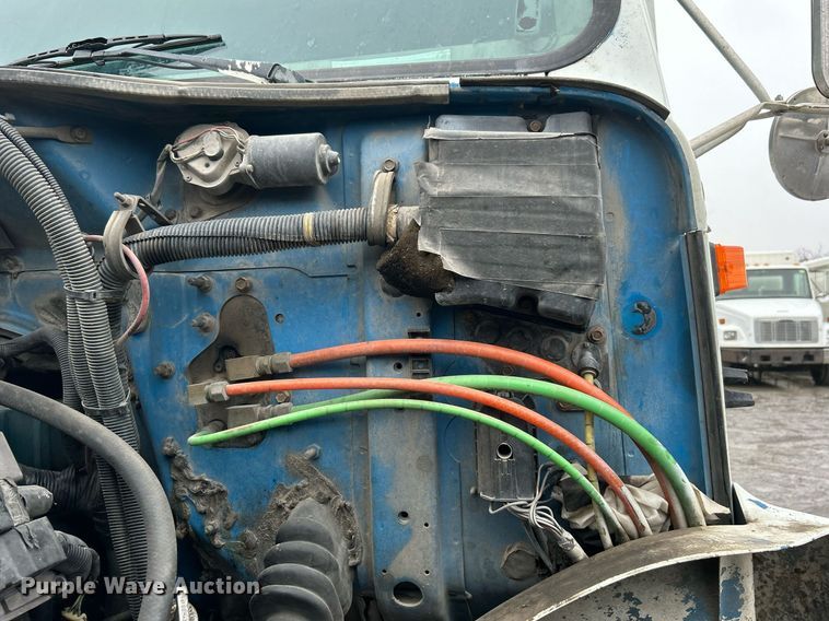 image for item DN0663 2001 International  4700  delivery truck