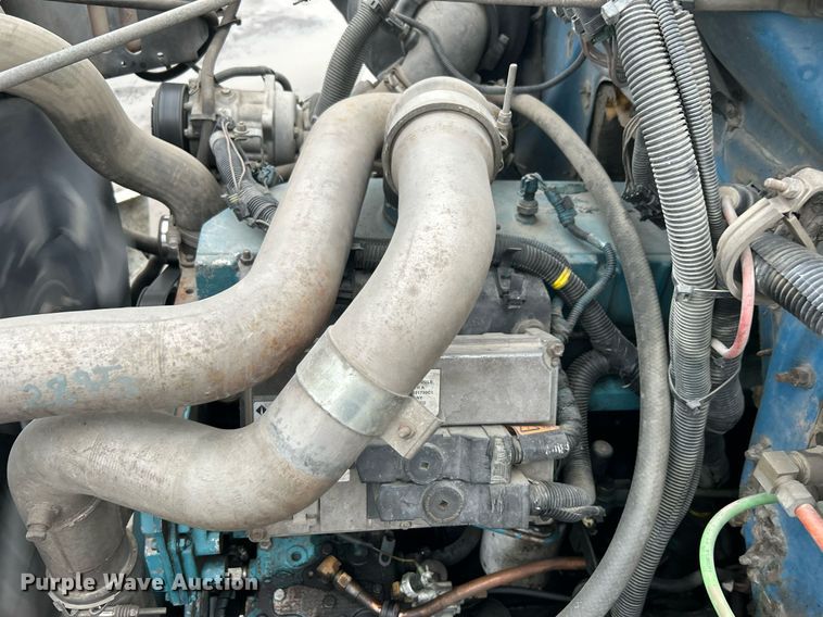 image for item DN0663 2001 International  4700  delivery truck