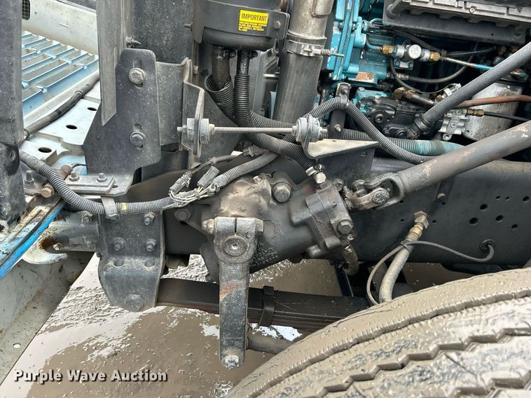 image for item DN0663 2001 International  4700  delivery truck