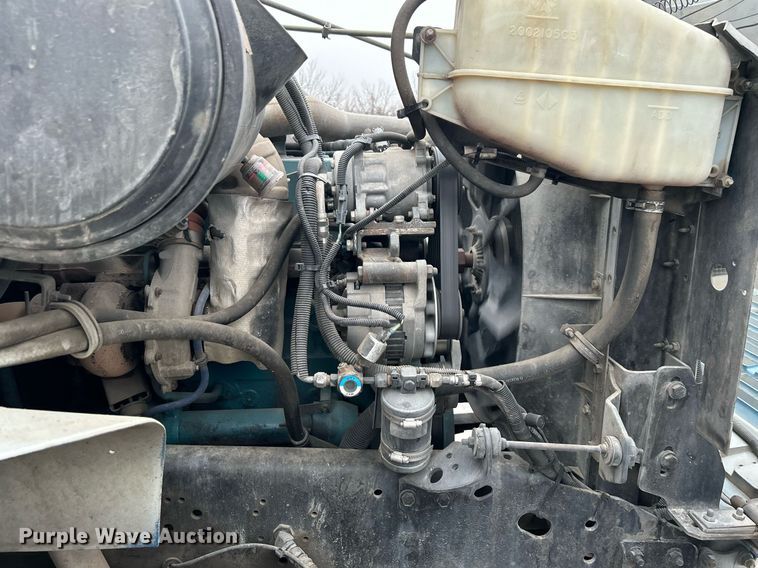 image for item DN0663 2001 International  4700  delivery truck