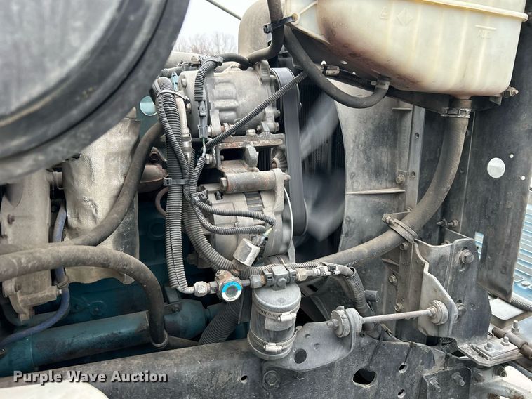 image for item DN0663 2001 International  4700  delivery truck