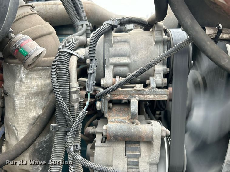 image for item DN0663 2001 International  4700  delivery truck