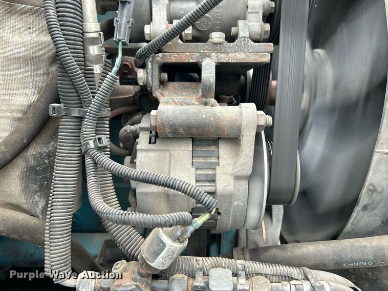 image for item DN0663 2001 International  4700  delivery truck