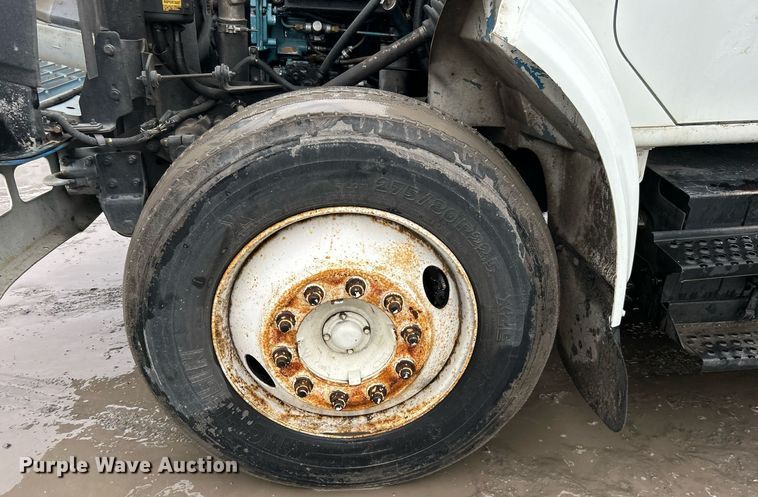 image for item DN0663 2001 International  4700  delivery truck