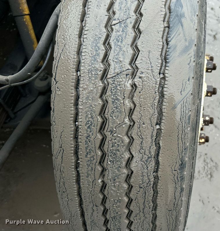 image for item DN0663 2001 International  4700  delivery truck