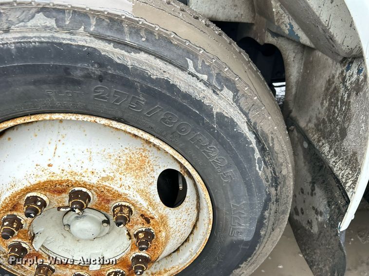 image for item DN0663 2001 International  4700  delivery truck