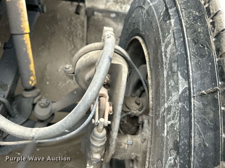 image for item DN0663 2001 International  4700  delivery truck