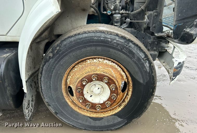 image for item DN0663 2001 International  4700  delivery truck