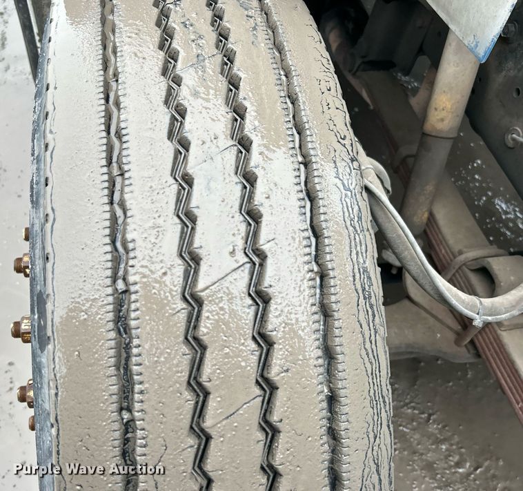 image for item DN0663 2001 International  4700  delivery truck