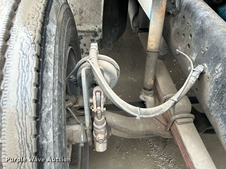 image for item DN0663 2001 International  4700  delivery truck