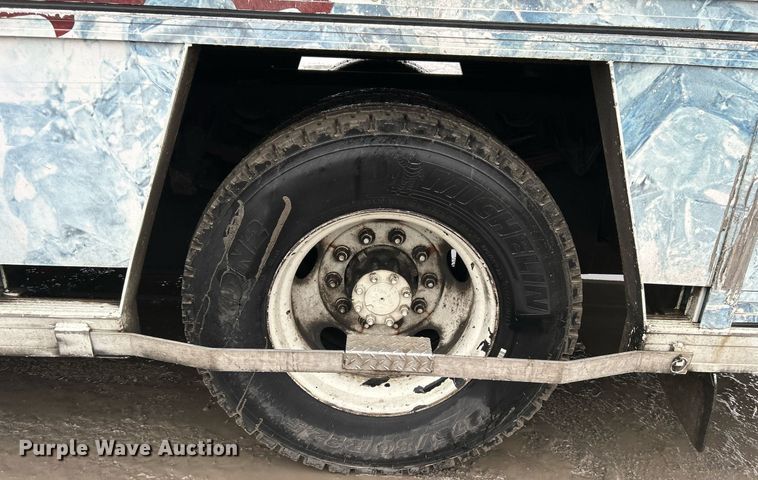 image for item DN0663 2001 International  4700  delivery truck