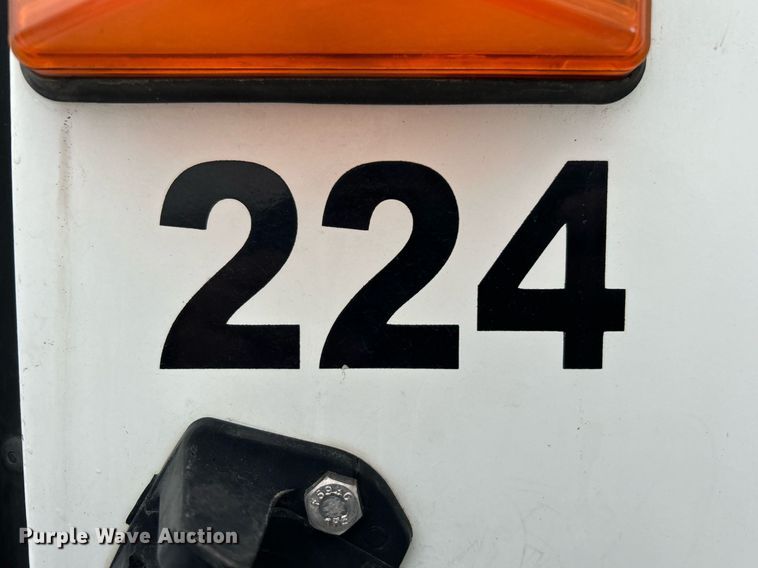 image for item DN0663 2001 International  4700  delivery truck