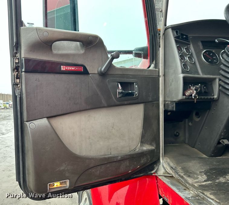 image for item DN0664 2013 Kenworth T370 delivery truck