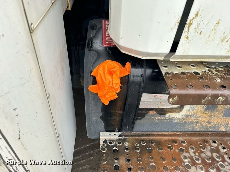 image for item DN0665 2003 Freightliner  Business Class M2 delivery truck