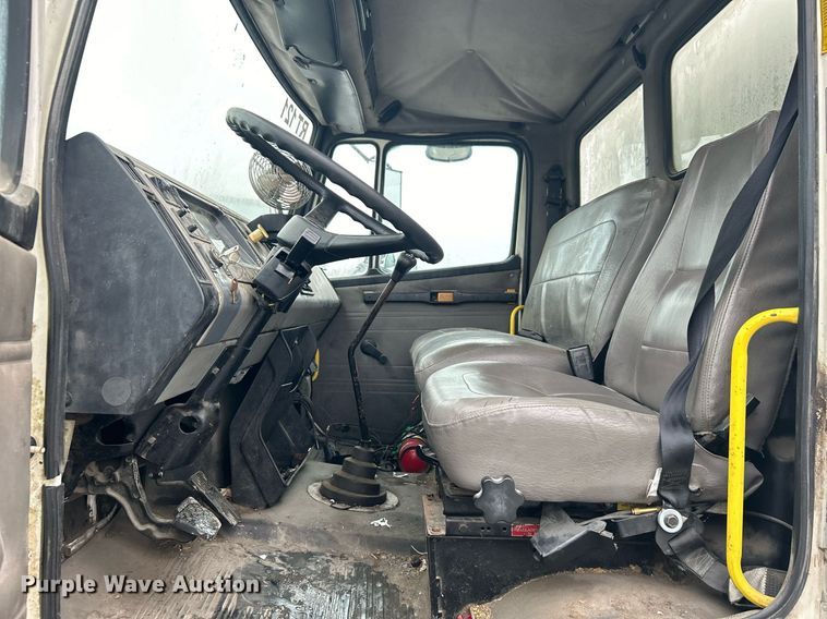 image for item DN0665 2003 Freightliner  Business Class M2 delivery truck