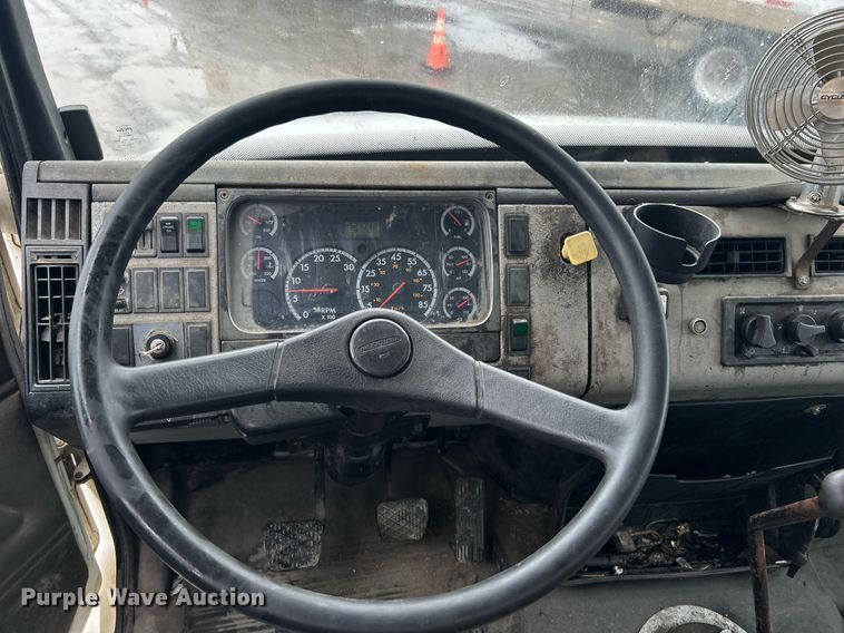 image for item DN0665 2003 Freightliner  Business Class M2 delivery truck