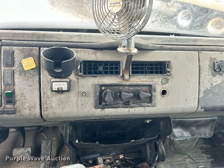 image for item DN0665 2003 Freightliner  Business Class M2 delivery truck