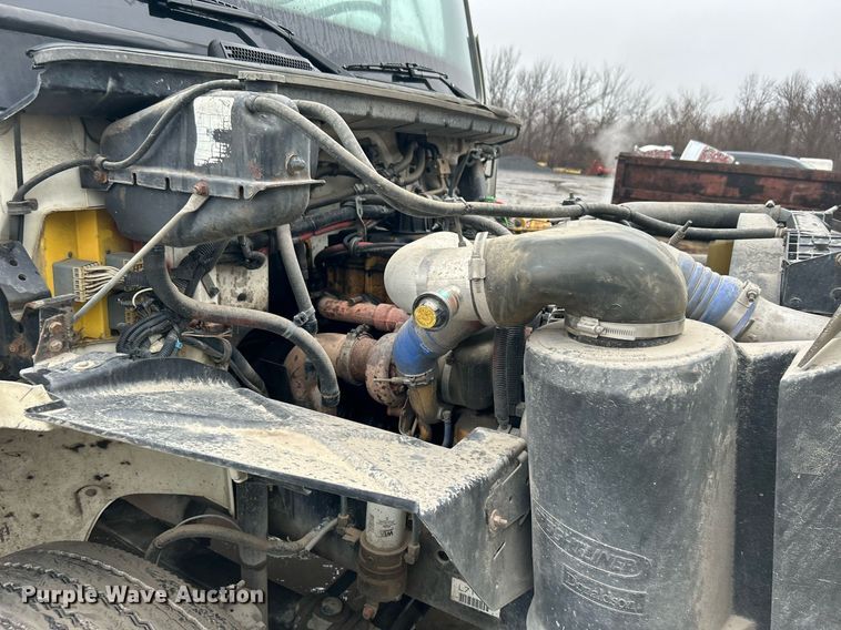 image for item DN0665 2003 Freightliner  Business Class M2 delivery truck