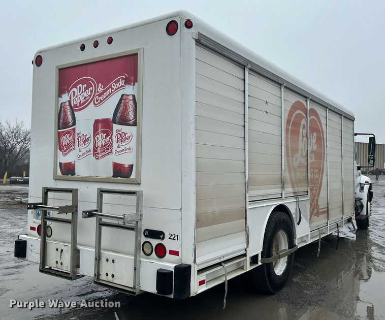 image for item DN0667 2005 International  4300 SBA delivery truck