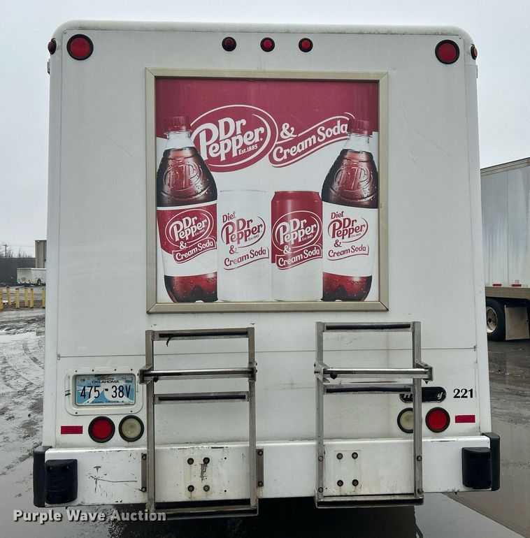 image for item DN0667 2005 International  4300 SBA delivery truck