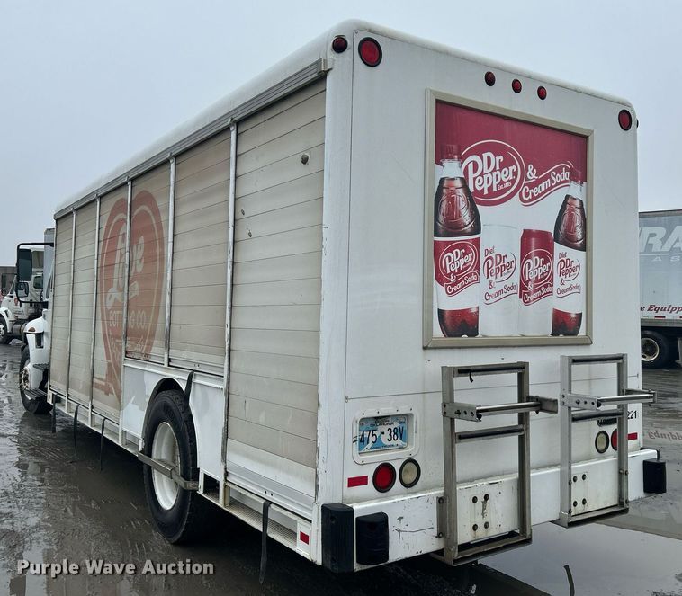 image for item DN0667 2005 International  4300 SBA delivery truck