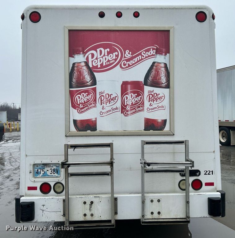 image for item DN0667 2005 International  4300 SBA delivery truck