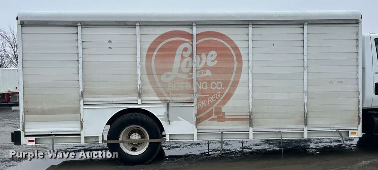 image for item DN0667 2005 International  4300 SBA delivery truck