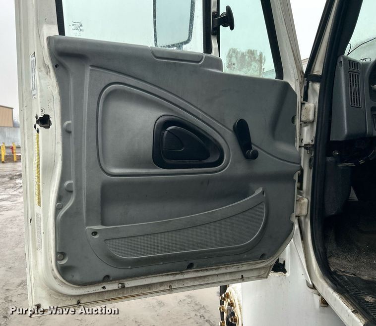 image for item DN0667 2005 International  4300 SBA delivery truck