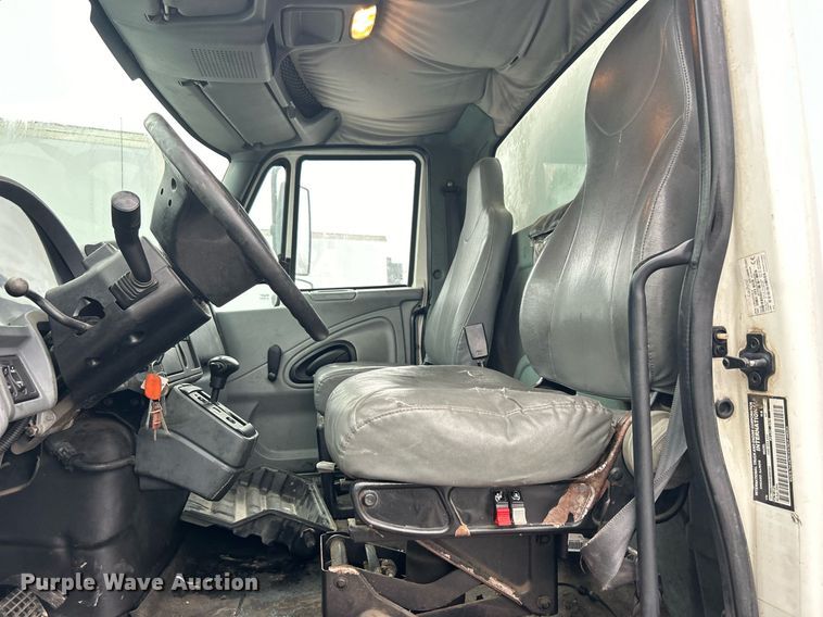 image for item DN0667 2005 International  4300 SBA delivery truck